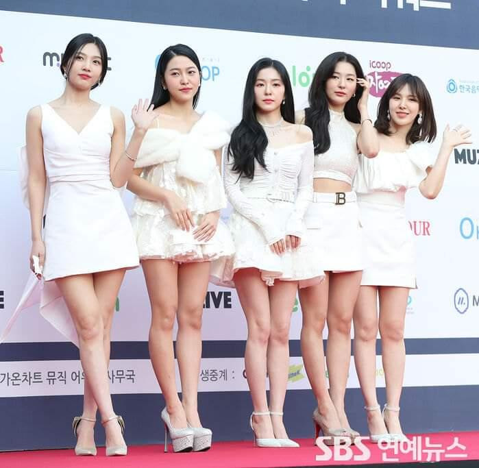 Red Velvet toả sáng trên thảm đỏ với trang phục đơn giản nhưng không kém phần thanh lịch. Red Velvet toả sáng trên thảm đỏ với trang phục đơn giản nhưng không kém phần thanh lịch.