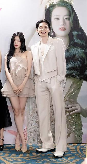 Ieon và Rayeon cùng diện đồ tông be, luôn đứng cạnh nhau trong mọi khung hình tại buổi lễ send-off. Ieon và Rayeon cùng diện đồ tông be, luôn đứng cạnh nhau trong mọi khung hình tại buổi lễ send-off.