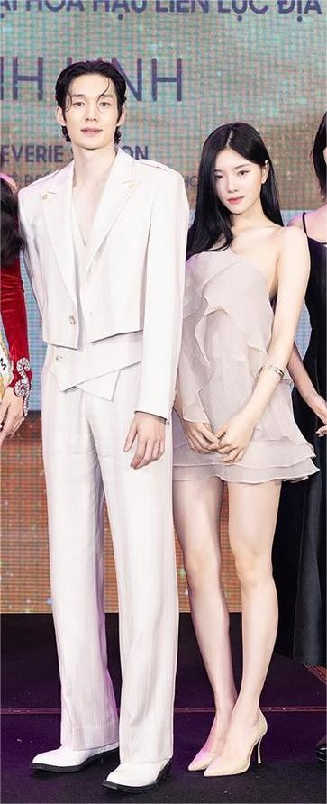 Ieon và Rayeon cùng diện đồ tông be, luôn đứng cạnh nhau trong mọi khung hình tại buổi lễ send-off. Ieon và Rayeon cùng diện đồ tông be, luôn đứng cạnh nhau trong mọi khung hình tại buổi lễ send-off.