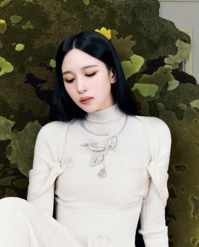 Chiếc vòng cổ từng được thương hiệu đánh tiếng bằng trang bìa Bazaar Japan hồi tháng 3 năm nay.