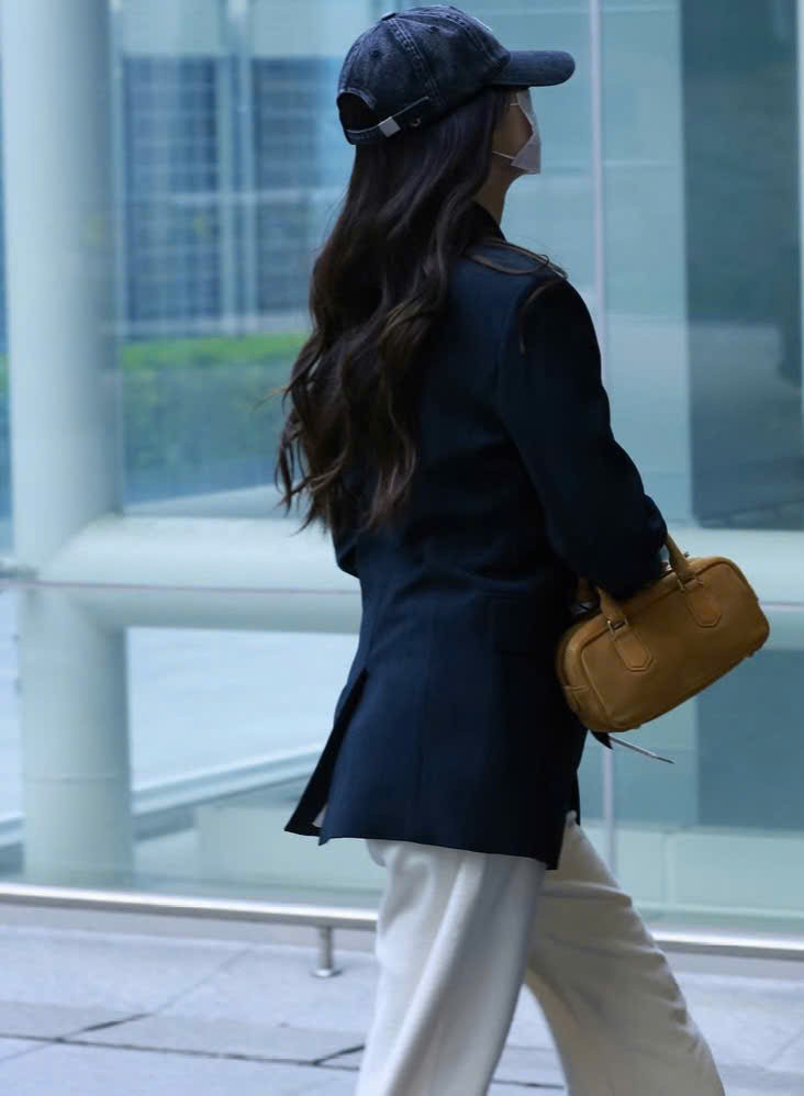 Chiếc túi cầm tay Miu Miu và mũ IRO vẫn là phụ kiện được Wonyoung sử dụng.