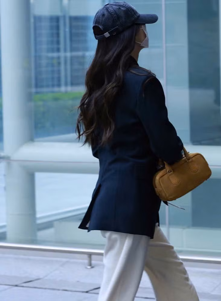 Chiếc túi cầm tay Miu Miu và mũ IRO vẫn là phụ kiện được Wonyoung sử dụng. Chiếc túi cầm tay Miu Miu và mũ IRO vẫn là phụ kiện được Wonyoung sử dụng.
