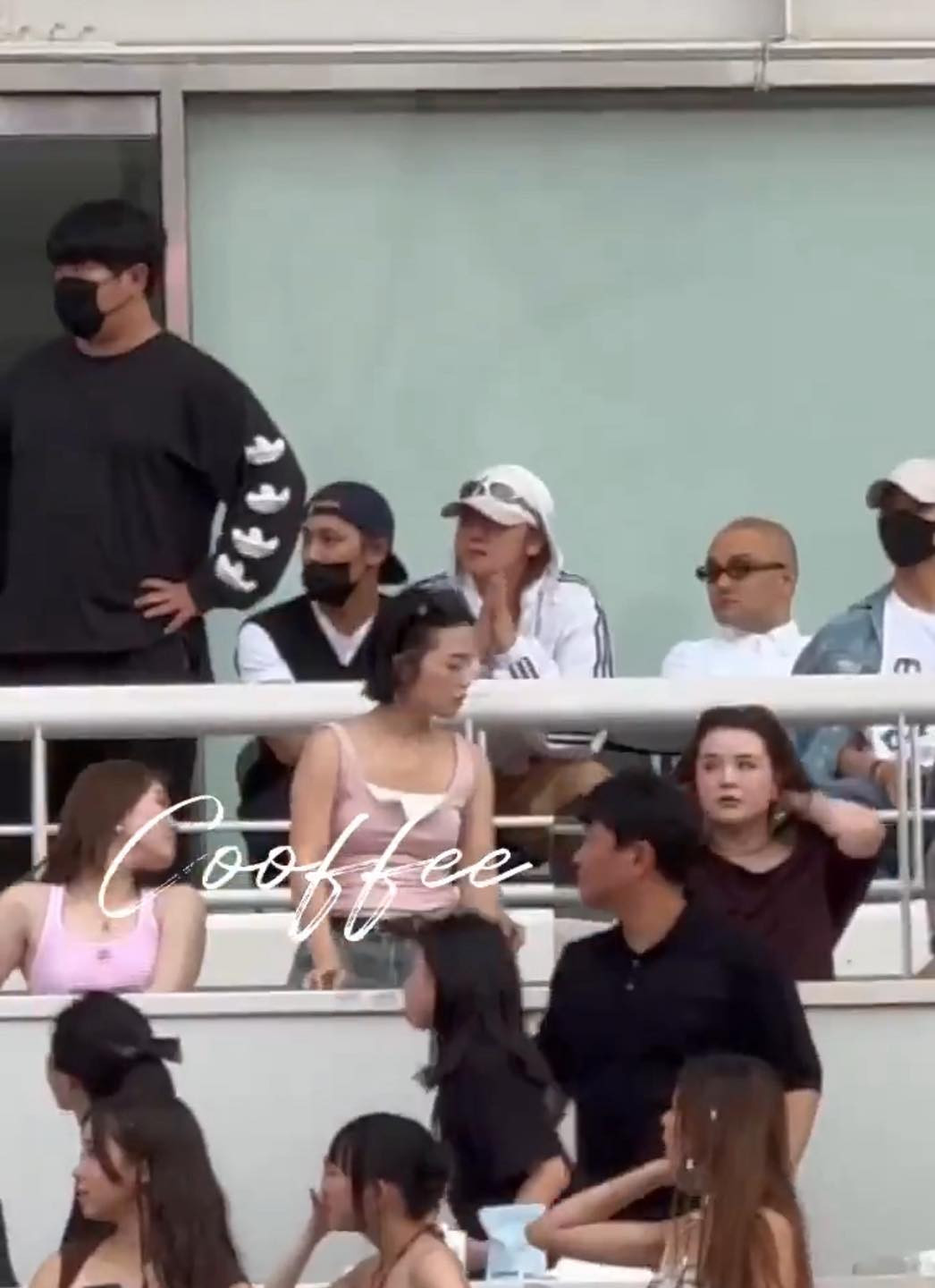 Trong ảnh là các thành viên SEVENTEEN gồm Mingyu, The8, Jeonghan và producer Bumzu.