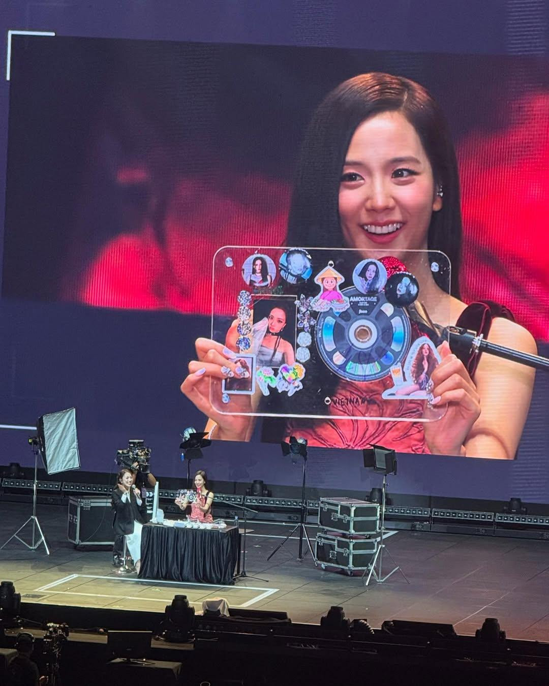 Nhan sắc chuẩn "Hoa hậu idol" của Jisoo trên màn hình LED. Nhan sắc chuẩn "Hoa hậu idol" của Jisoo trên màn hình LED.