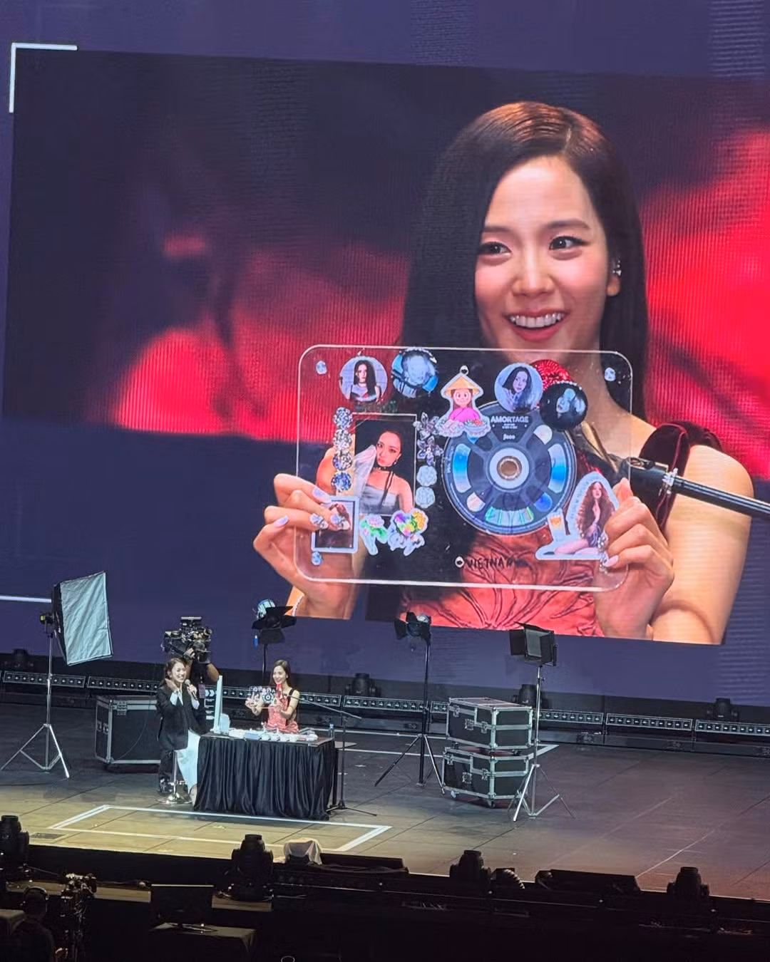 Nhan sắc chuẩn "Hoa hậu idol" của Jisoo trên màn hình LED.