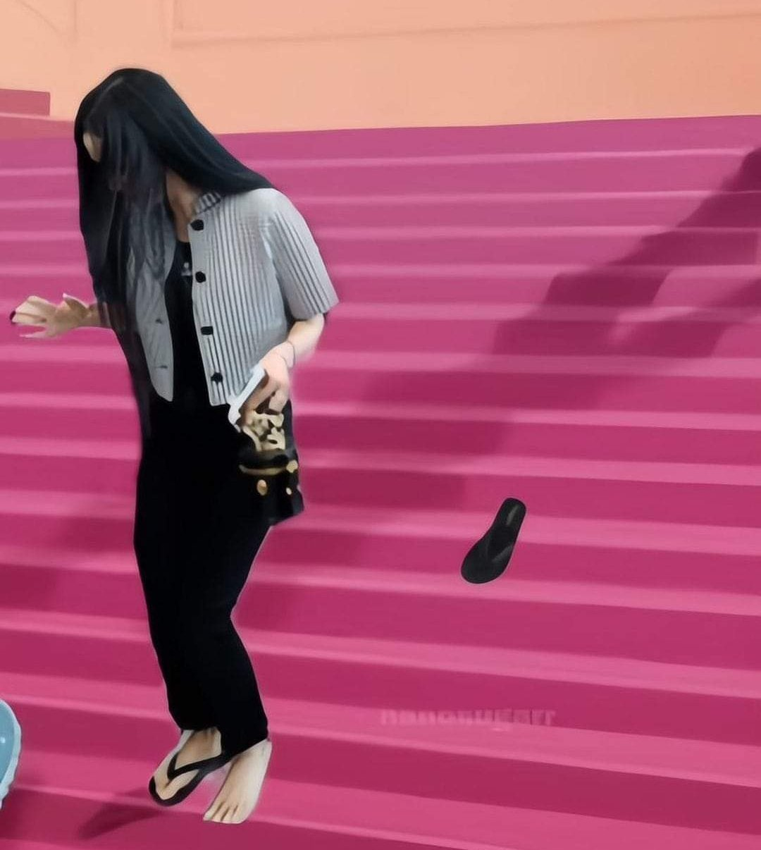 Người hâm mộ còn nhanh trí edit để Jisoo nhanh chóng nhập vai Cinderella.