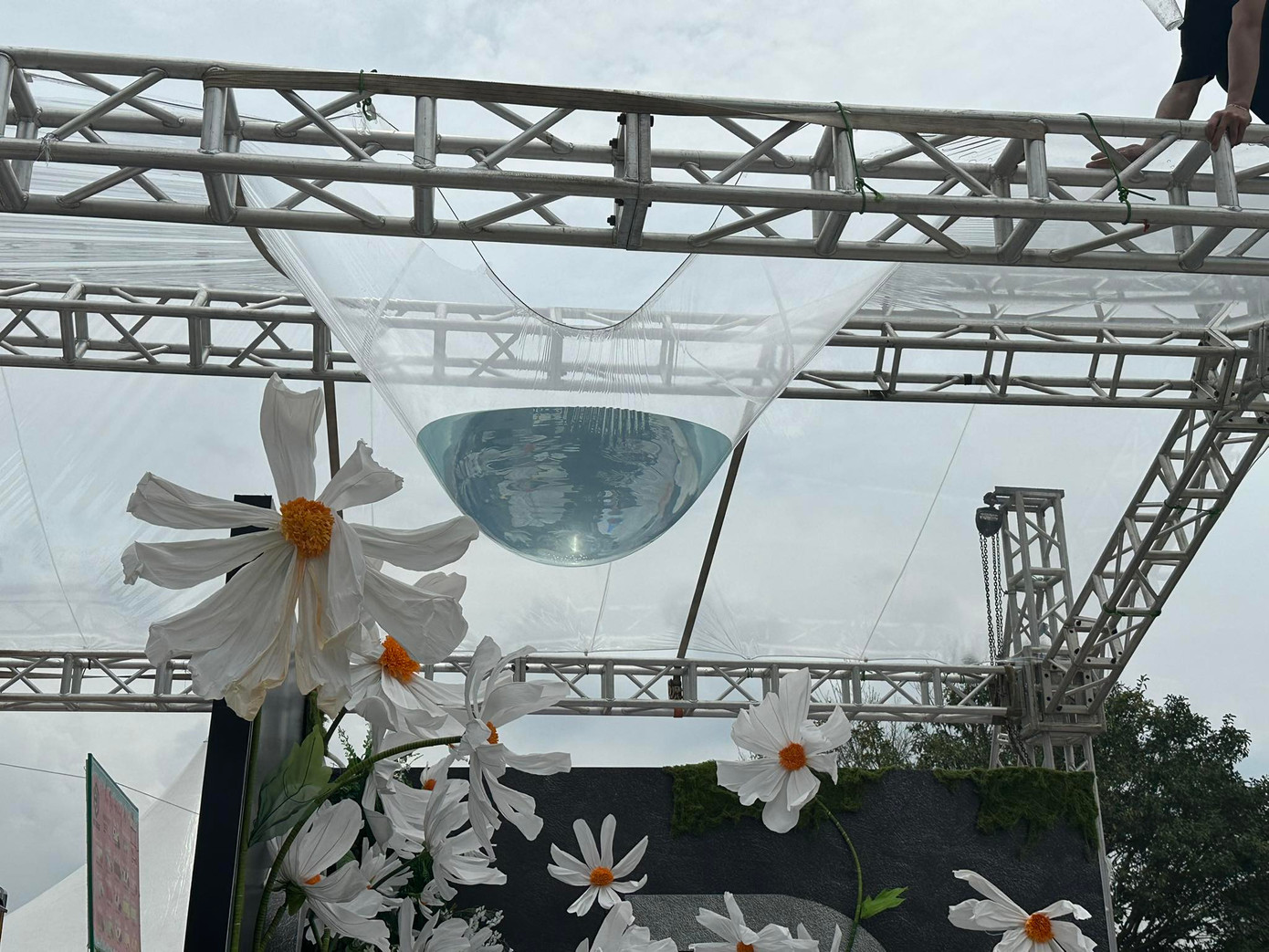 Một số "kiếp nạn" fan gặp phải như lộ trình xe khởi hành muộn so với kế hoạch, trong khi booth chụp ảnh hoa cúc lung linh thì bị mưa lớn làm "tan tác".