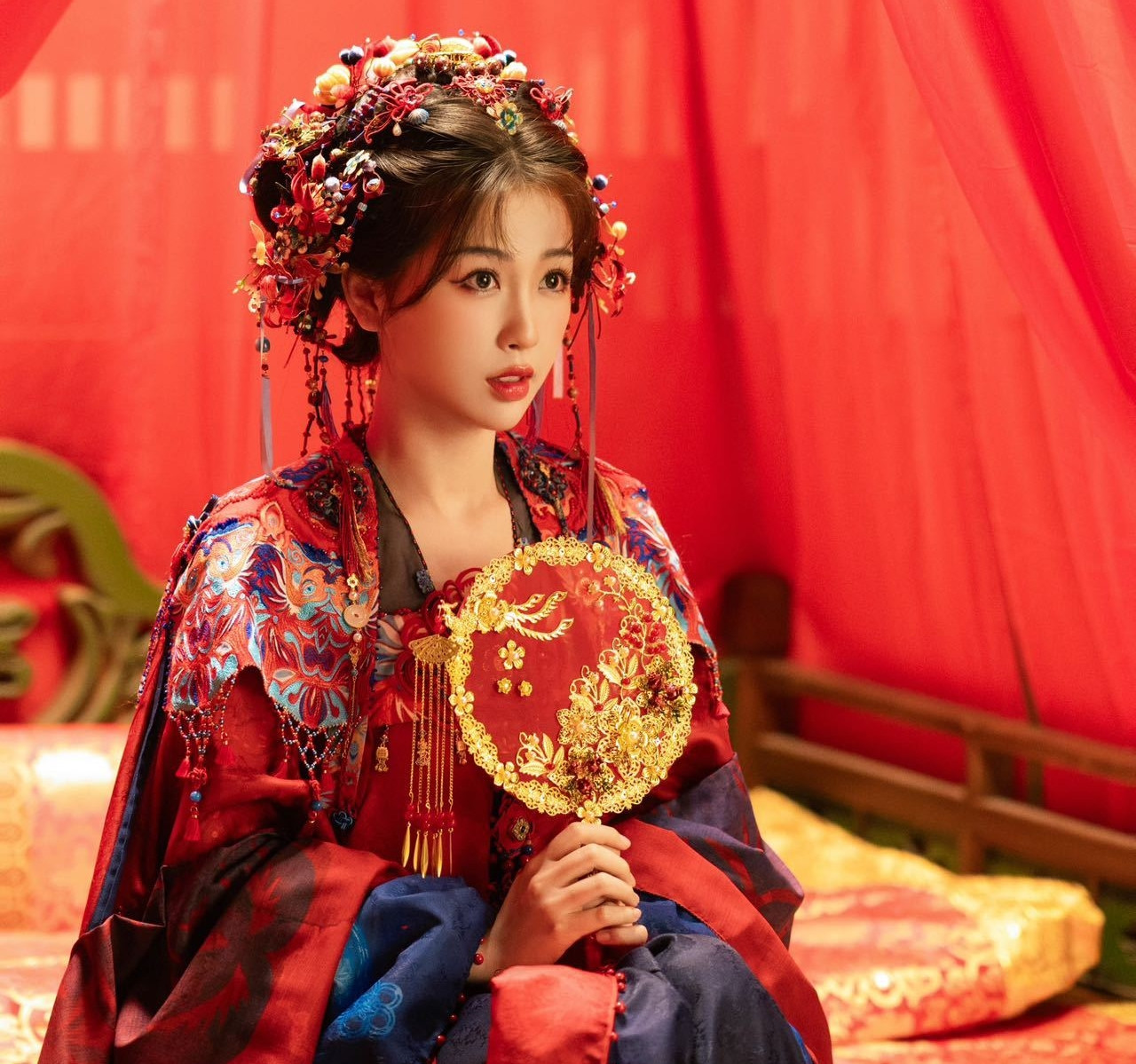 Được nhiều fan gọi tên nhất có lẽ là tạo hình tân nương của Ngu Thư Hân trong tập đầu tiên. Không chỉ kiểu tóc được bện cầu kỳ, phức tạp mà đến bộ trâm cài cũng đặc biệt nhiều và tỉ mỉ. Được nhiều fan gọi tên nhất có lẽ là tạo hình tân nương của Ngu Thư Hân trong tập đầu tiên. Không chỉ kiểu tóc được bện cầu kỳ, phức tạp mà đến bộ trâm cài cũng đặc biệt nhiều và tỉ mỉ.