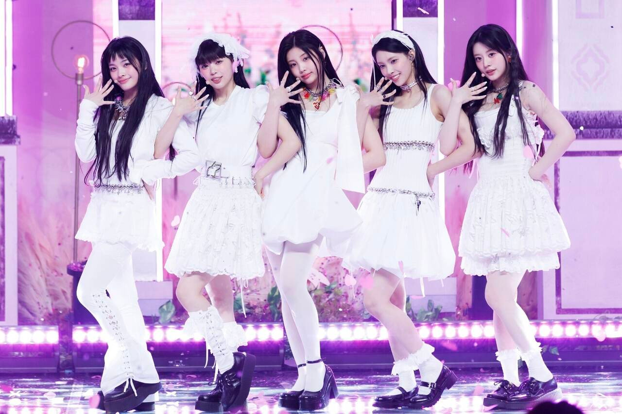 Doanh thu 385.600 bản đã giúp ILLIT trở thành nhóm nhạc nữ có doanh số album ra mắt tuần đầu cao nhất thời điểm đó. Hiện kỷ lục này đã bị BABYMONSTER vượt qua. Doanh thu 385.600 bản đã giúp ILLIT trở thành nhóm nhạc nữ có doanh số album ra mắt tuần đầu cao nhất thời điểm đó. Hiện kỷ lục này đã bị BABYMONSTER vượt qua.