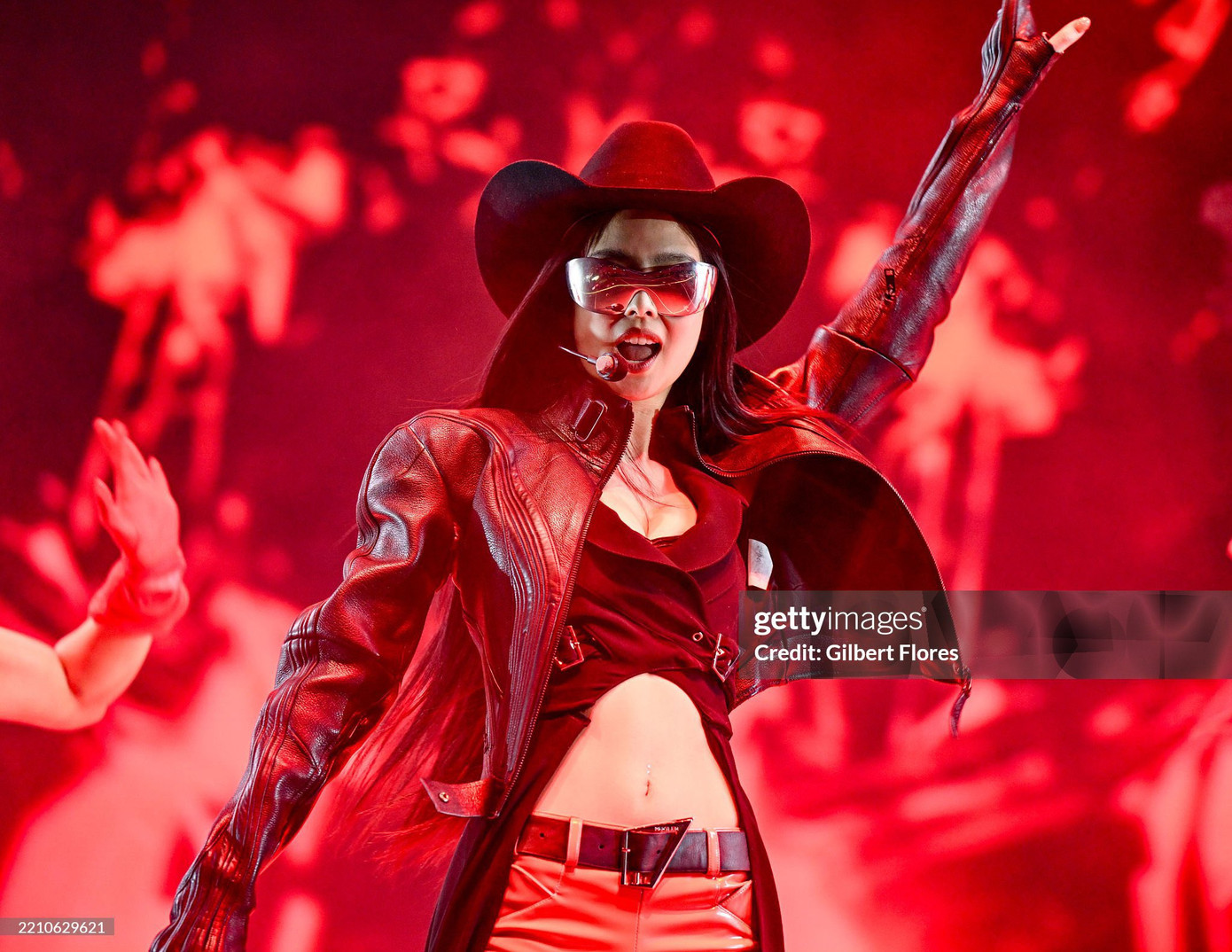 Lần này, nữ ca sĩ lựa chọn trang phục với màu chủ đạo là đỏ và đen.