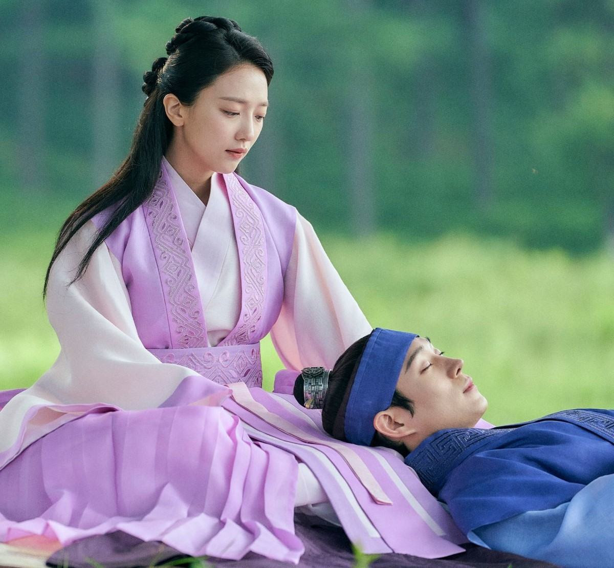 Dù Pyo Ye Jin đã cố "cứu" chemistry giữa cả hai nhưng bộ phim vẫn không được nhiều khán giả ủng hộ. Dù Pyo Ye Jin đã cố "cứu" chemistry giữa cả hai nhưng bộ phim vẫn không được nhiều khán giả ủng hộ.