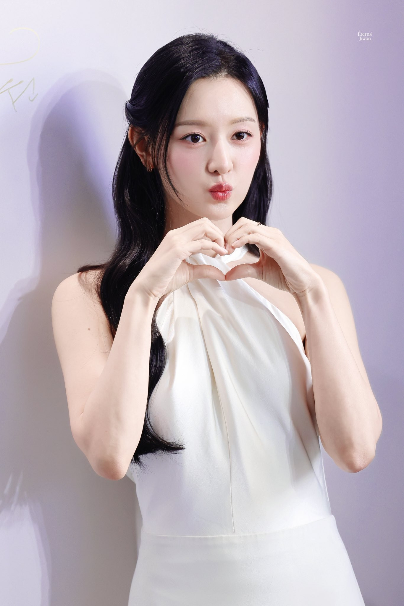 Cận cảnh làn da trắng sáng, đẹp không tì vết của Kim Ji Won ở tuổi 33.