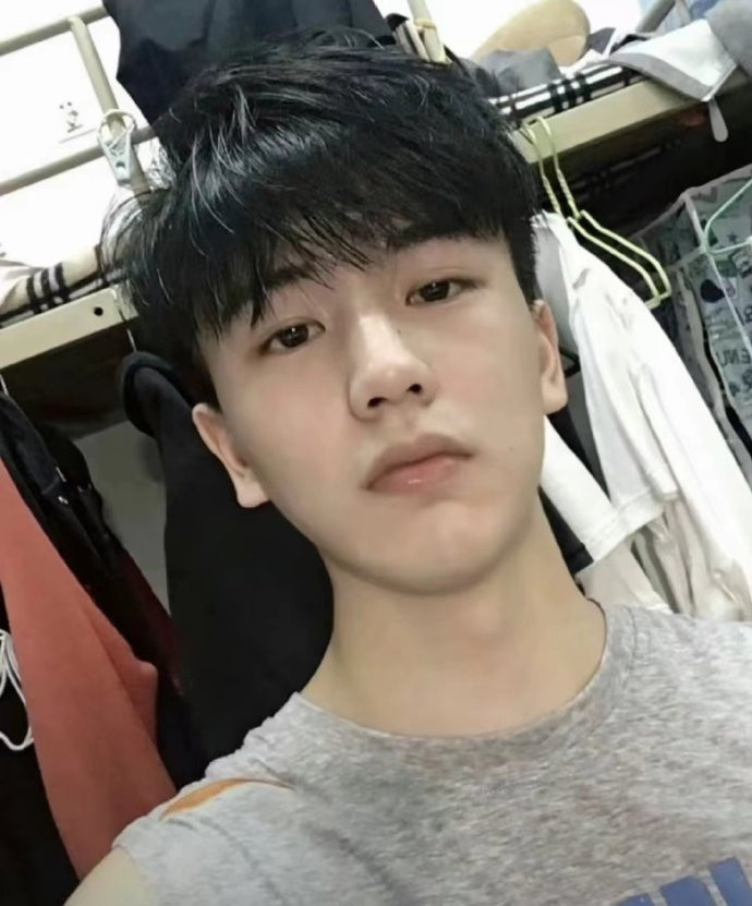 Không chỉ có gương mặt điển trai, nam diễn viên sinh năm 1997 còn sở hữu chiều cao vượt trội 1m9 (hoặc hơn) và luôn nổi bật trong các cảnh quay vì sắc vóc "chuẩn không cần chỉnh". Không chỉ có gương mặt điển trai, nam diễn viên sinh năm 1997 còn sở hữu chiều cao vượt trội 1m9 (hoặc hơn) và luôn nổi bật trong các cảnh quay vì sắc vóc "chuẩn không cần chỉnh".