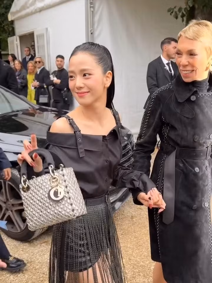 Jisoo liên tục vẫy tay chào người hâm mộ đợi bên ngoài nơi diễn ra sự kiện. Jisoo liên tục vẫy tay chào người hâm mộ đợi bên ngoài nơi diễn ra sự kiện.