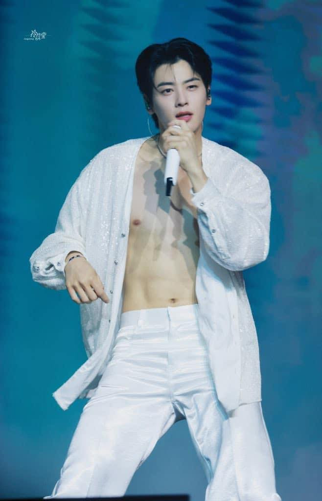 Người hâm mộ thậm chí còn bình luận: "Cảm ơn nút áo vì đã rơi ra!". Các từ khóa liên quan tới sự cố trang phục "đã mắt" này cũng lọt top thịnh hành ở nhiều nền tảng mạng xã hội.