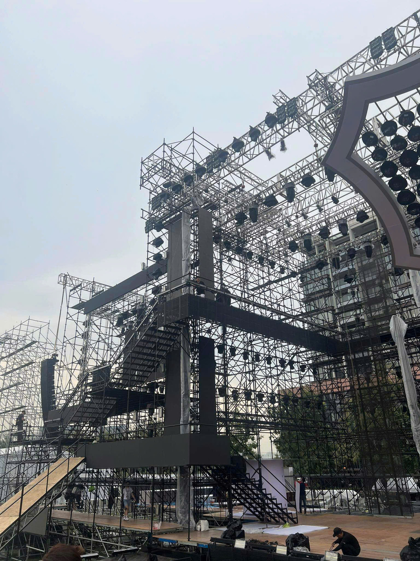 Thiết kế bậc thang hiện đại, đa tầng tạo chiều sâu cho sân khấu, dự đoán sẽ bổ trợ cho khâu dựng cảnh của concert. - Nguồn ảnh: Broadcast Kay Trần. Thiết kế bậc thang hiện đại, đa tầng tạo chiều sâu cho sân khấu, dự đoán sẽ bổ trợ cho khâu dựng cảnh của concert. - Nguồn ảnh: Broadcast Kay Trần.