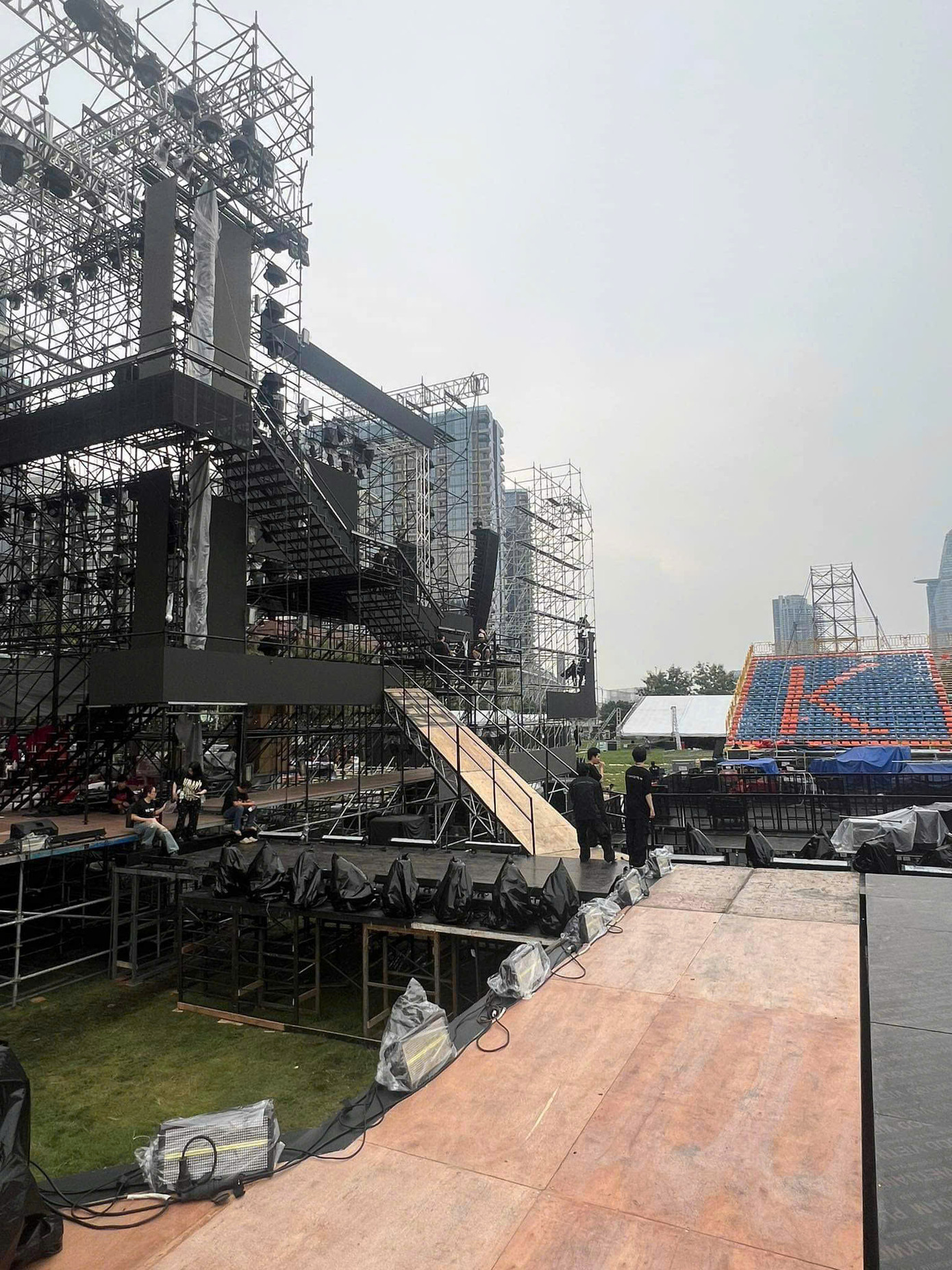 Thiết kế bậc thang hiện đại, đa tầng tạo chiều sâu cho sân khấu, dự đoán sẽ bổ trợ cho khâu dựng cảnh của concert. - Nguồn ảnh: Broadcast Kay Trần. Thiết kế bậc thang hiện đại, đa tầng tạo chiều sâu cho sân khấu, dự đoán sẽ bổ trợ cho khâu dựng cảnh của concert. - Nguồn ảnh: Broadcast Kay Trần.