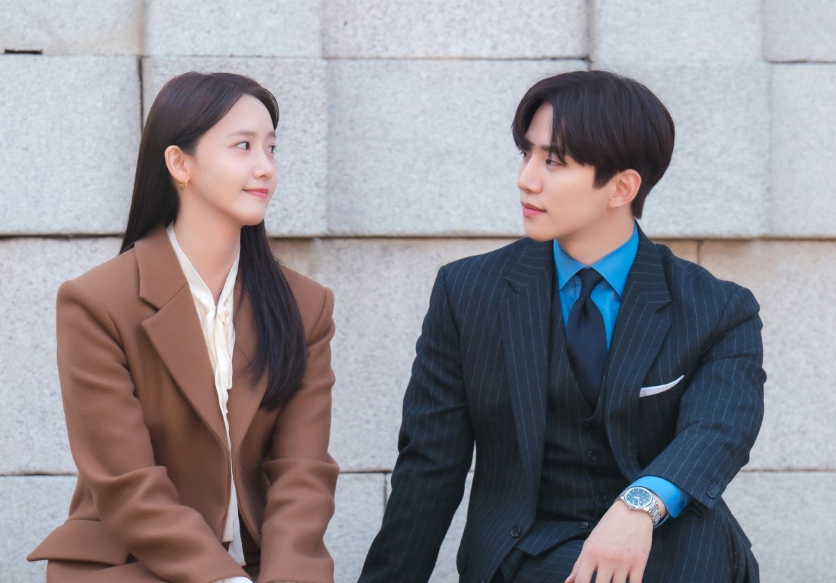 Yoona và Junho đều xuất thân từ thần tượng, cộng thêm ngoại hình nổi bật lẫn tình bạn đẹp nhiều năm là lý do fan mong một cái kết "phim giả tình thật" cho hai người.