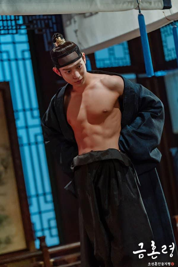 Thân hình &quot;cực mlem&quot; của nam diễn viên sinh năm 1996 khiến hội chị em &quot;mất ngủ&quot;.