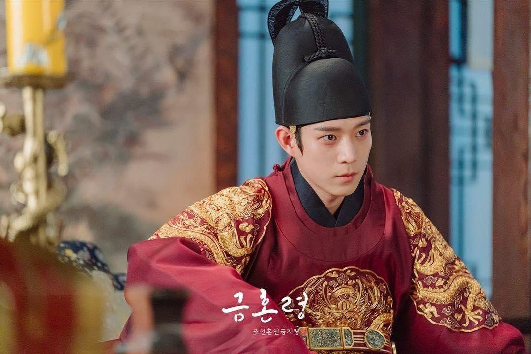 Cấm Hôn Lệnh đánh dấu vai chính đầu tiên của Kim Young Dae trong một dự án cổ trang.