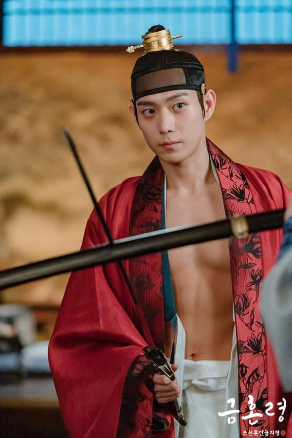 Hoá thân vào vai nhà vua si tình, Kim Young Dae gây sốt với body cực cháy.