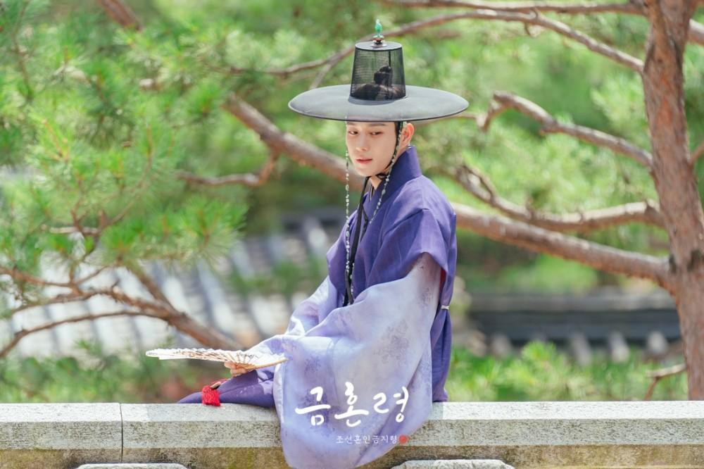 Cư dân mạng nhận xét hóm hỉnh: &quot;Bên ngoài là dáng vẻ thư sinh nhưng bên trong thì không chê vào đâu được&quot;.