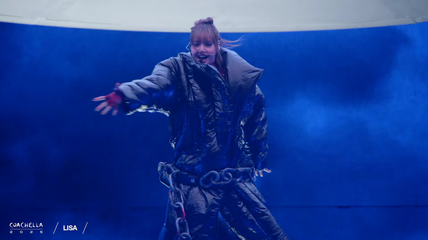 Lisa xuất hiện cá tính với áo phao đen hầm hố, điểm nhấn là những sợi dây xích quấn quanh người. Lisa xuất hiện cá tính với áo phao đen hầm hố, điểm nhấn là những sợi dây xích quấn quanh người.