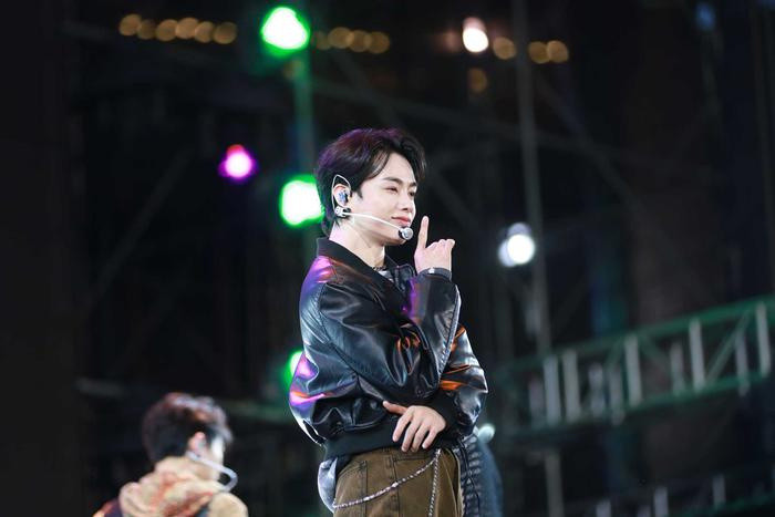 Hanbin đã thực hiện lời hứa quay trở lại Việt Nam sau màn trình diễn cùng nhóm tại HOZO vào cuối năm ngoái. Hanbin đã thực hiện lời hứa quay trở lại Việt Nam sau màn trình diễn cùng nhóm tại HOZO vào cuối năm ngoái.