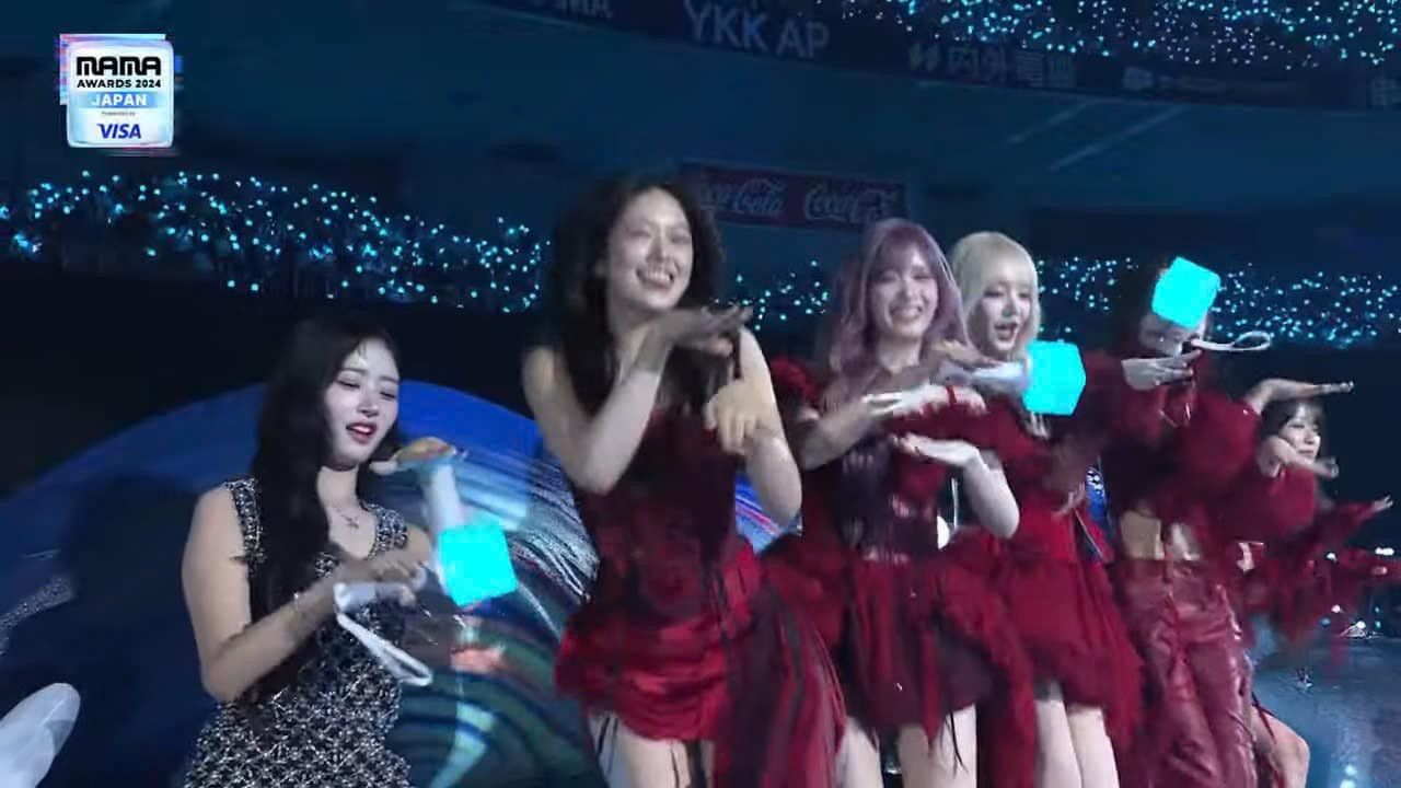 Tại lễ trao giải, Na PD cùng Lee Young Ji đã rủ dàn thần tượng có mặt "quẩy" theo APT. ở phần đầu chương trình.