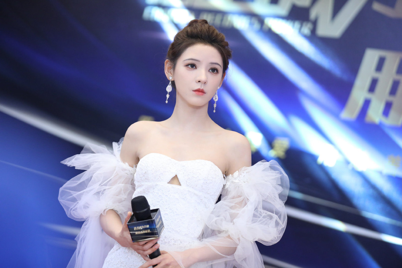 Trương Dư Hi bị nhận xét nếu không phải đơ cứng thì biểu cảm của cô sẽ cường điệu, thường xuyên mím môi, trừng mắt. Trương Dư Hi bị nhận xét nếu không phải đơ cứng thì biểu cảm của cô sẽ cường điệu, thường xuyên mím môi, trừng mắt.