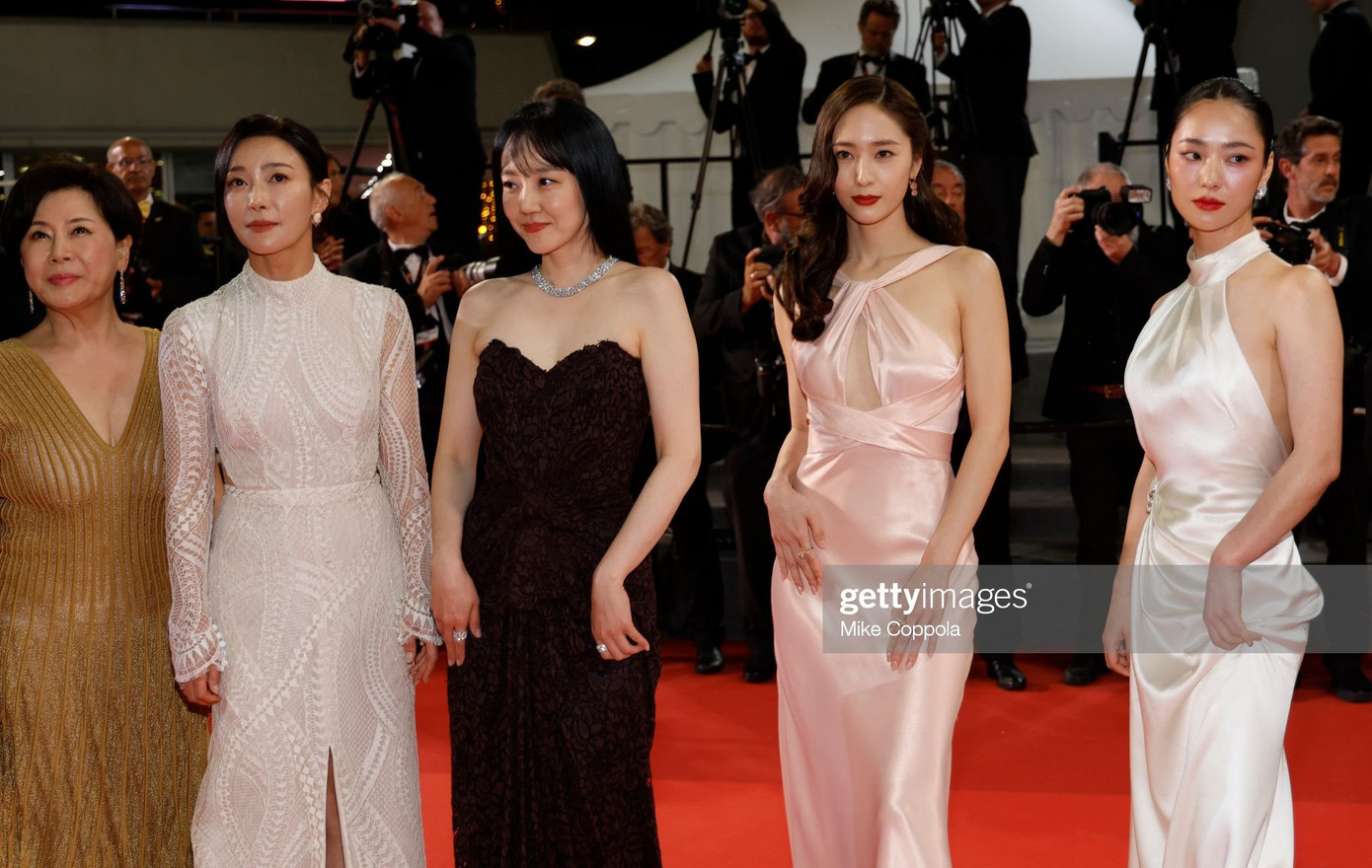 Cận cảnh nhan sắc dàn diễn viên nữ của Cobweb.