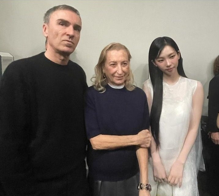 Sau show diễn, Karina đã chụp hình chung cùng Giám đốc điều hành Prada - Miuccia Prada và "vua thiết kế" Raf Simons. Sau show diễn, Karina đã chụp hình chung cùng Giám đốc điều hành Prada - Miuccia Prada và "vua thiết kế" Raf Simons.