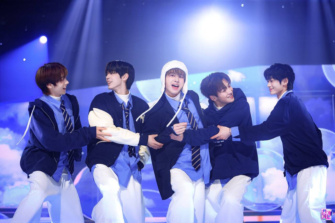 TWS có lần đầu tiên dự MMA. Các fan đều đang ngóng chờ màn "trình diện" của các chàng trai nhà Pledis. TWS có lần đầu tiên dự MMA. Các fan đều đang ngóng chờ màn "trình diện" của các chàng trai nhà Pledis.