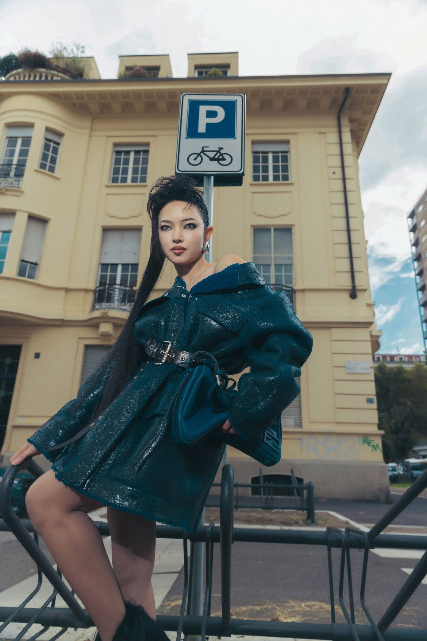 Về phía Châu Bùi, cô nàng diện thiết kế từ bộ sưu tập Ready-to-wear mới nhất của Fendi, kết hợp cùng kiểu tóc dài đánh rối chải ngược và lớp make-up cá tính. Về phía Châu Bùi, cô nàng diện thiết kế từ bộ sưu tập Ready-to-wear mới nhất của Fendi, kết hợp cùng kiểu tóc dài đánh rối chải ngược và lớp make-up cá tính.