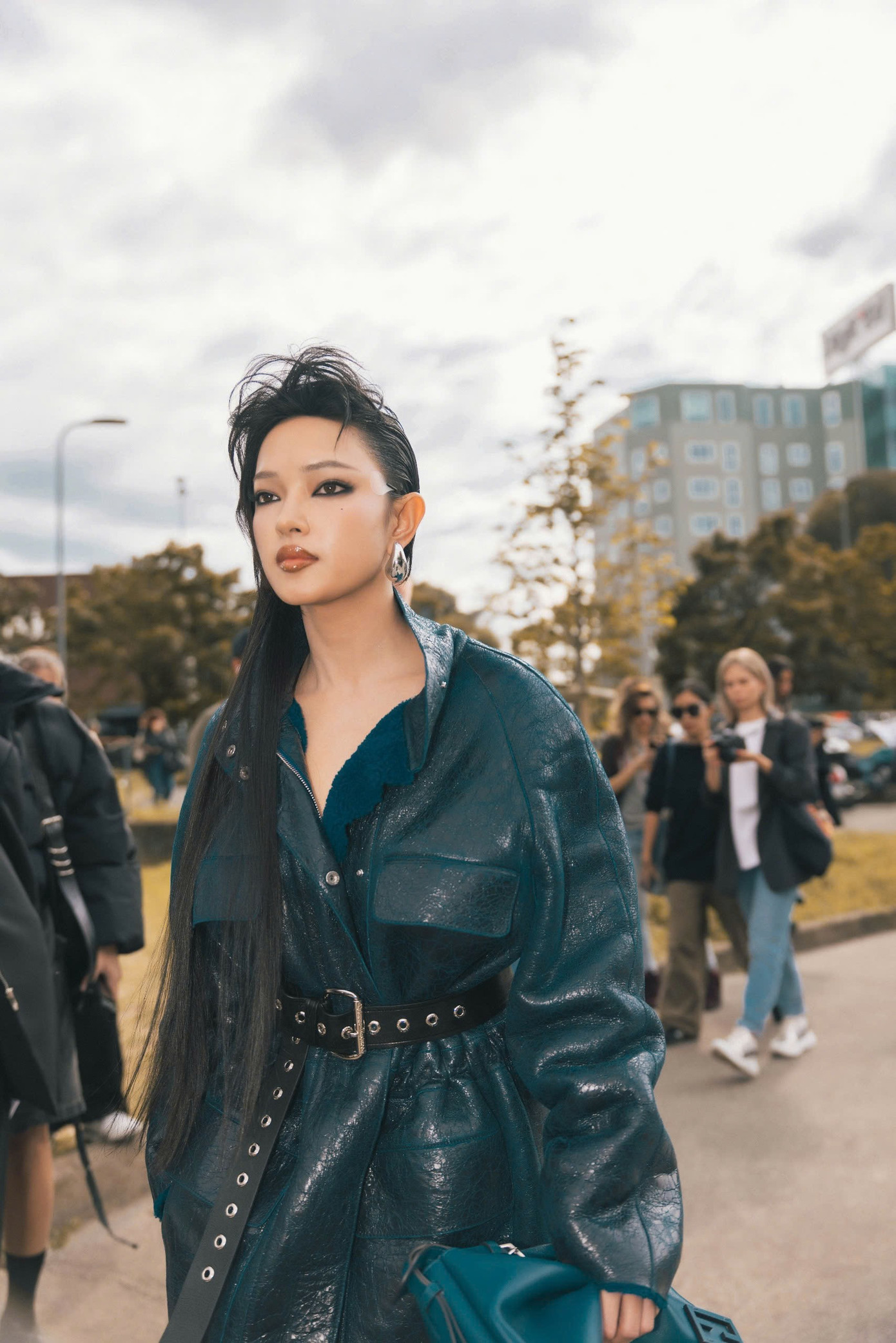 Về phía Châu Bùi, cô nàng diện thiết kế từ bộ sưu tập Ready-to-wear mới nhất của Fendi, kết hợp cùng kiểu tóc dài đánh rối chải ngược và lớp make-up cá tính. Về phía Châu Bùi, cô nàng diện thiết kế từ bộ sưu tập Ready-to-wear mới nhất của Fendi, kết hợp cùng kiểu tóc dài đánh rối chải ngược và lớp make-up cá tính.