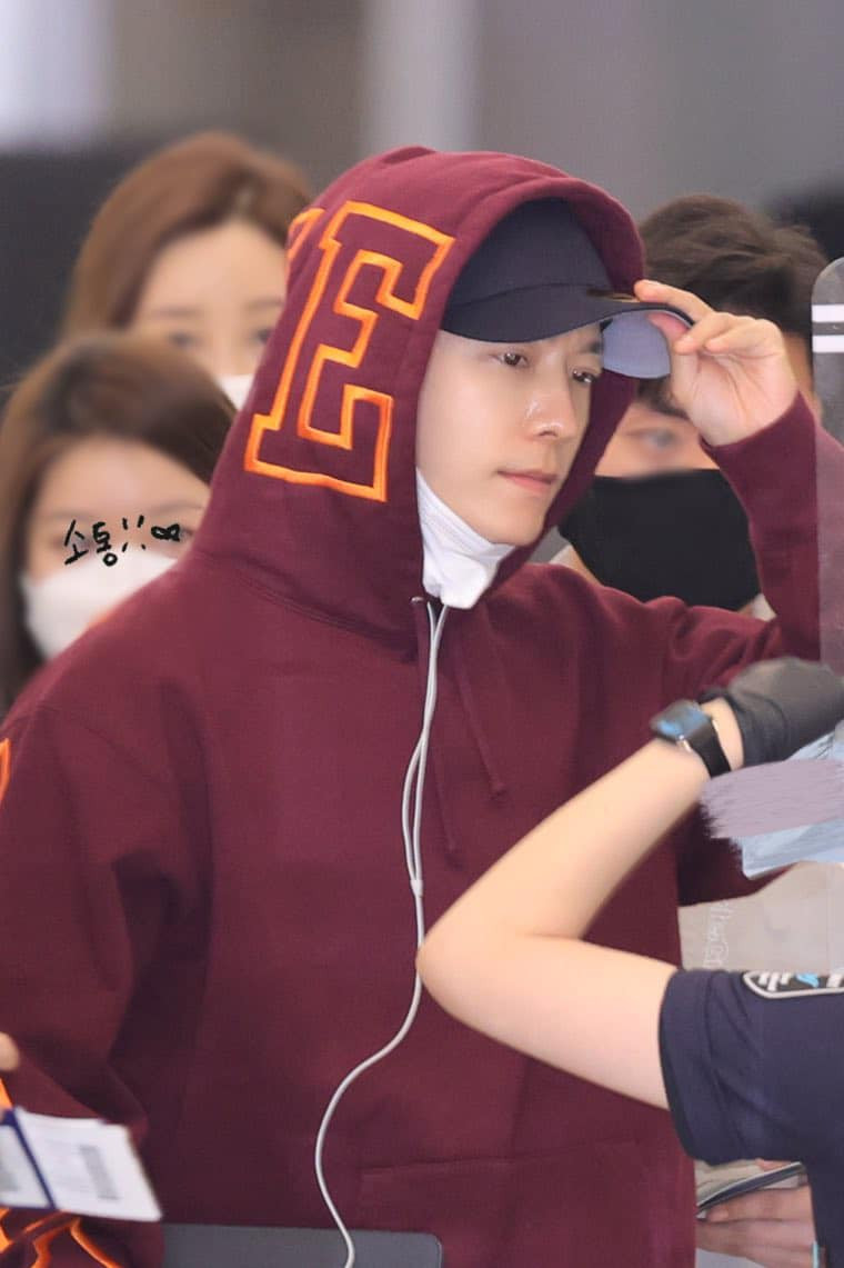 Nhan sắc ngày càng thăng hạng của Donghae, chiếc áo của anh chàng dường như rất phù hợp với không khí đang "nóng rực" tại TP.HCM hiện tại. Nhan sắc ngày càng thăng hạng của Donghae, chiếc áo của anh chàng dường như rất phù hợp với không khí đang "nóng rực" tại TP.HCM hiện tại.