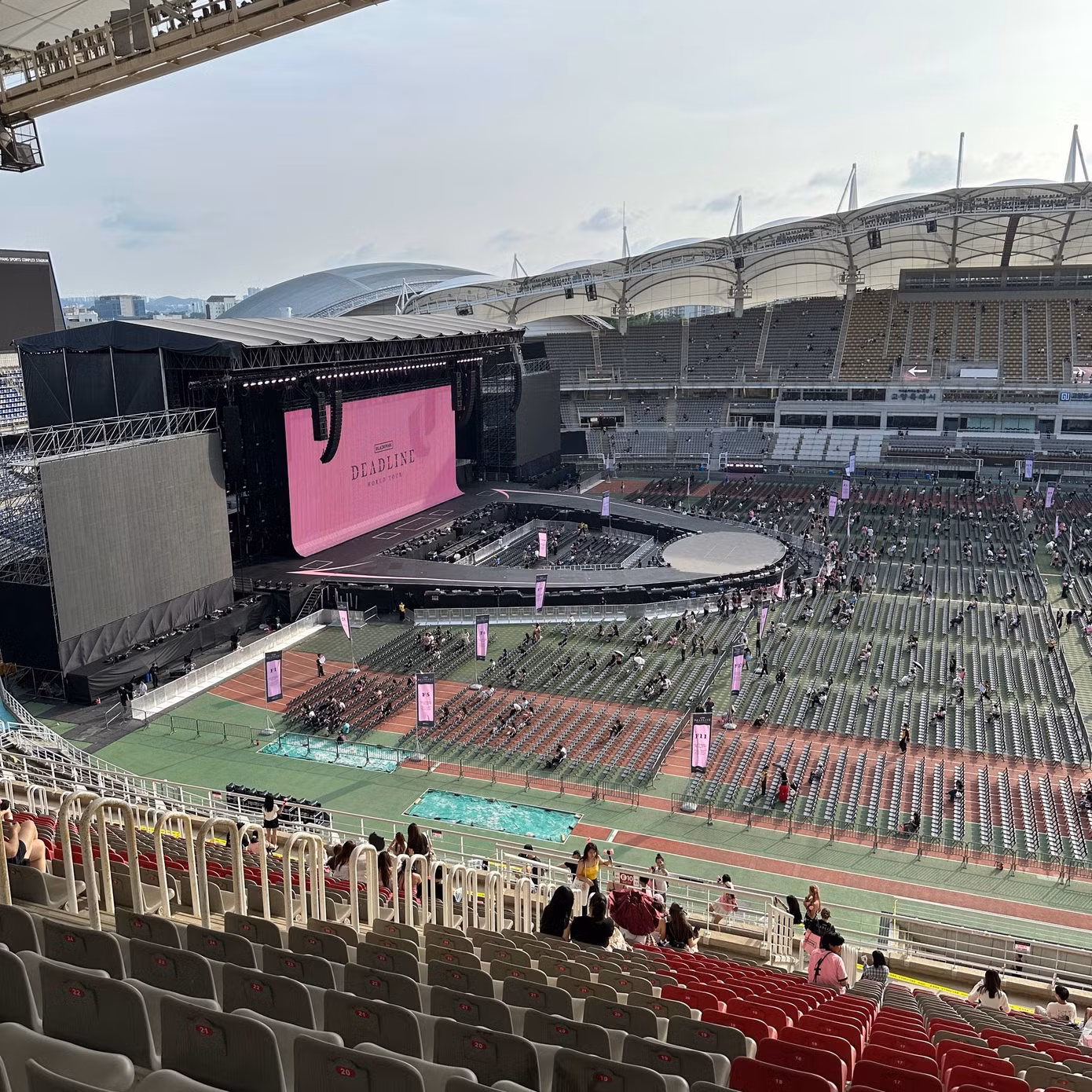 Bên trong điểm diễn ra buổi hòa nhạc đã có khán giả xuất hiện và chờ đợi.