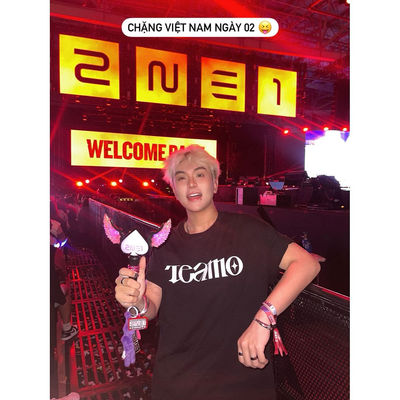 Sau 11 năm, 2NE1 mới trở lại Việt Nam, đây cũng là dịp để anh chàng gặp lại thần tượng tại quê nhà. Sau 11 năm, 2NE1 mới trở lại Việt Nam, đây cũng là dịp để anh chàng gặp lại thần tượng tại quê nhà.