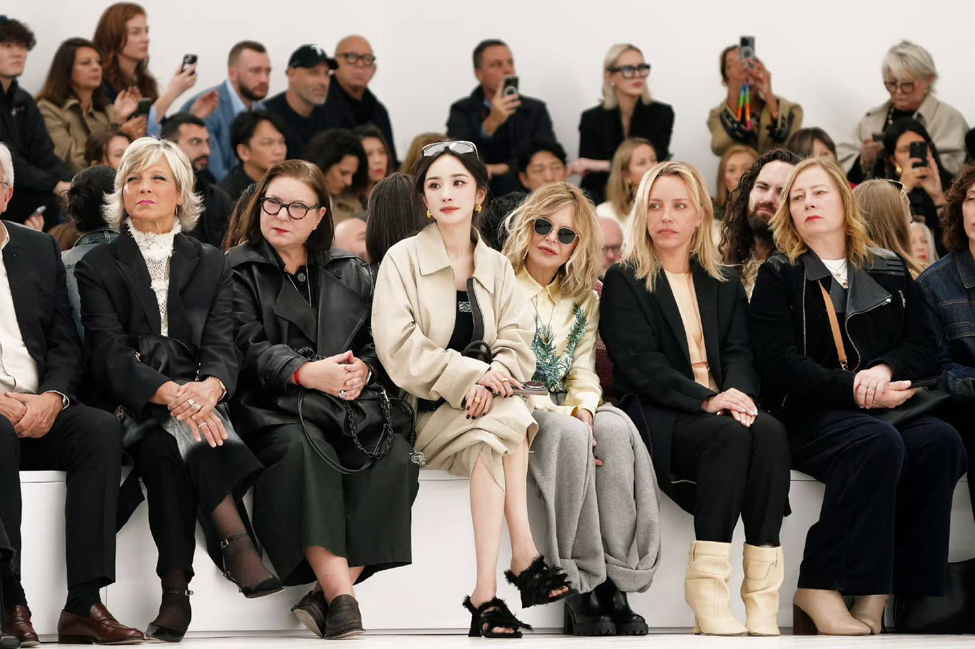 Dương Mịch cùng CEO Pascale Lepoivre ngồi tại hàng ghế đầu xem các thiết kế mới của thương hiệu.