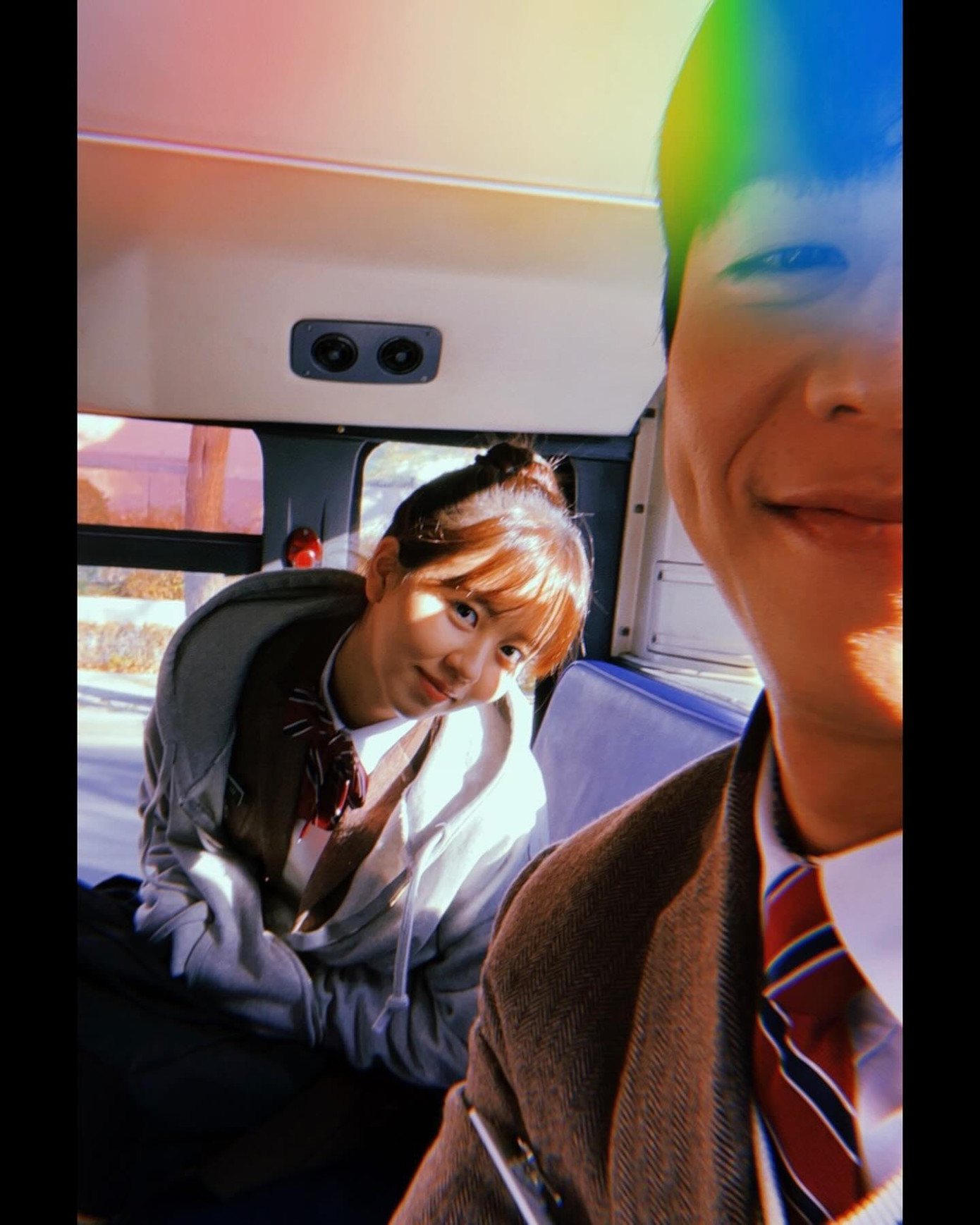 Ngay cả ảnh hậu trường của cặp đôi cũng khiến khán giả &quot;bấn loạn&quot; vì vibe cặp đôi học đường đáng yêu và ngọt ngào.