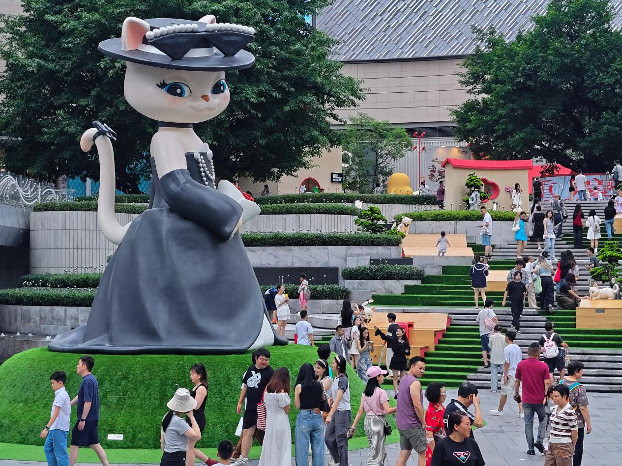 "Em mèo" lấy cảm hứng từ tạo hình Jennie tại Met Gala 2025 được nhiều du khách yêu thích. Các fan toàn cầu của Jennie cũng náo loạn vì bức tượng này. - Ảnh: Outh.cn "Em mèo" lấy cảm hứng từ tạo hình Jennie tại Met Gala 2025 được nhiều du khách yêu thích. Các fan toàn cầu của Jennie cũng náo loạn vì bức tượng này. - Ảnh: Outh.cn