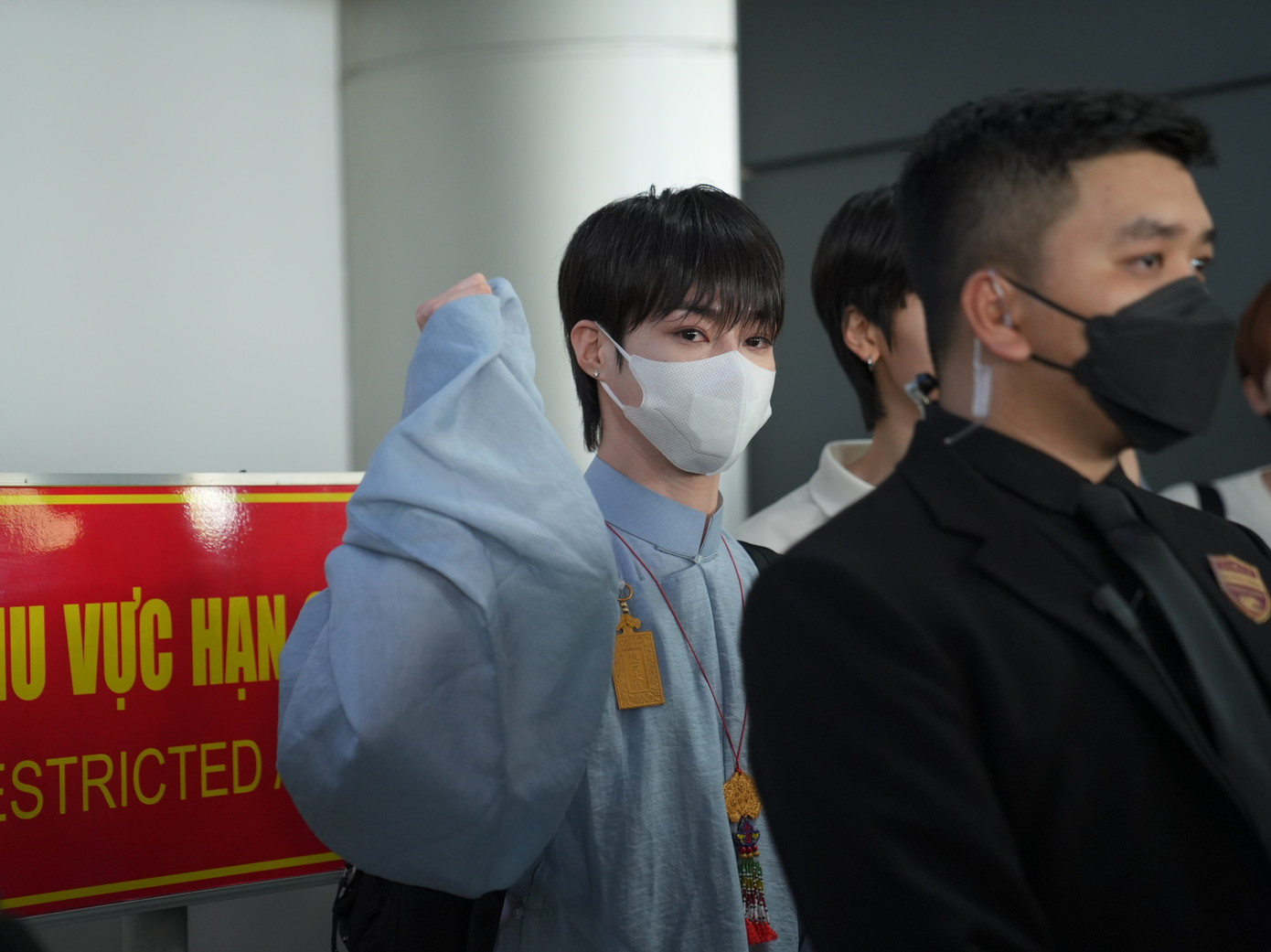 Anh cả Hanbin dù đeo khẩu trang nhưng vẫn không giấu được sự vui mừng trong đôi mắt cười.