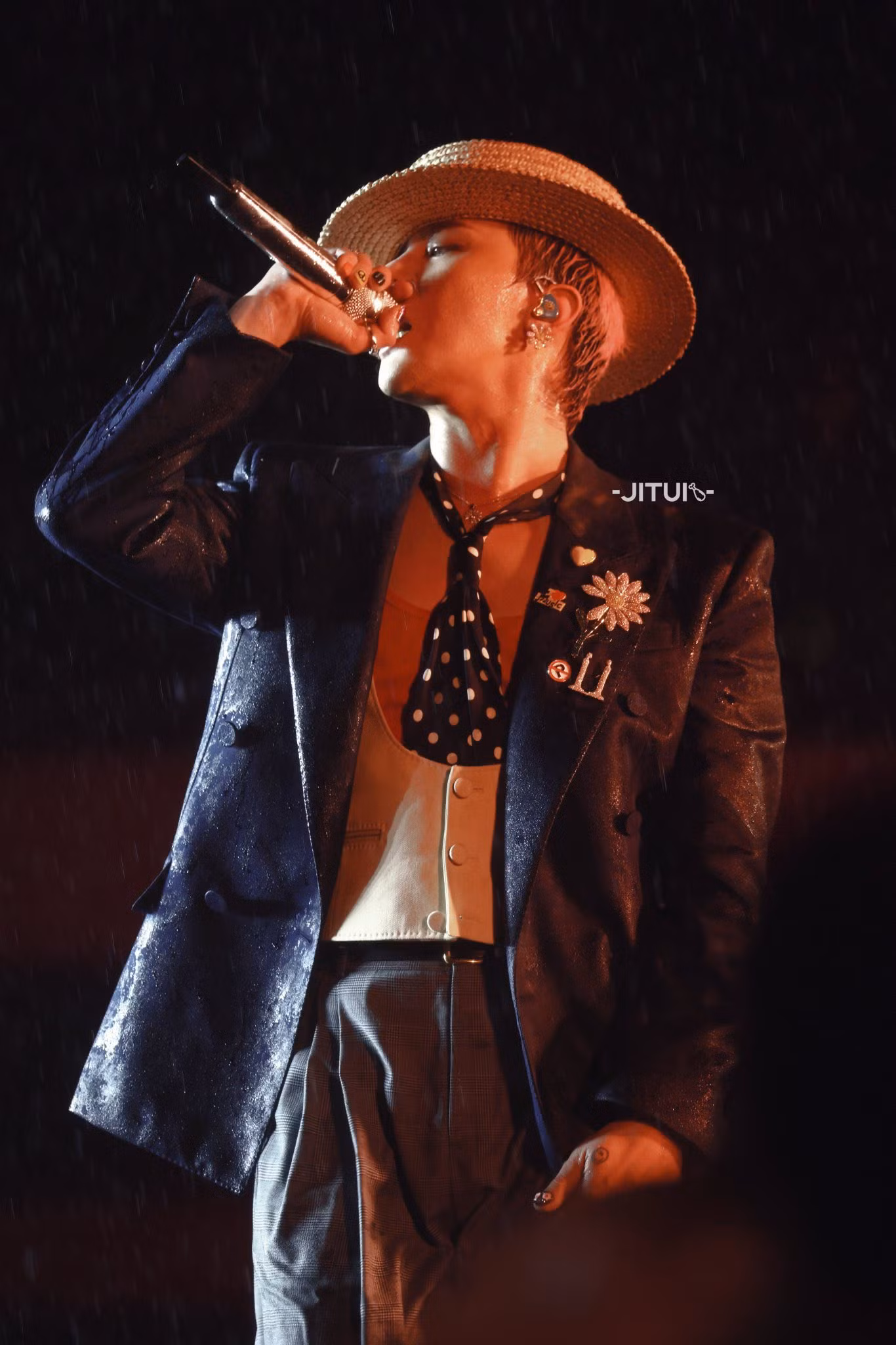 G-Dragon xuất hiện trong bộ cánh đầy phá cách nhưng vẫn không kém phần tinh tế.