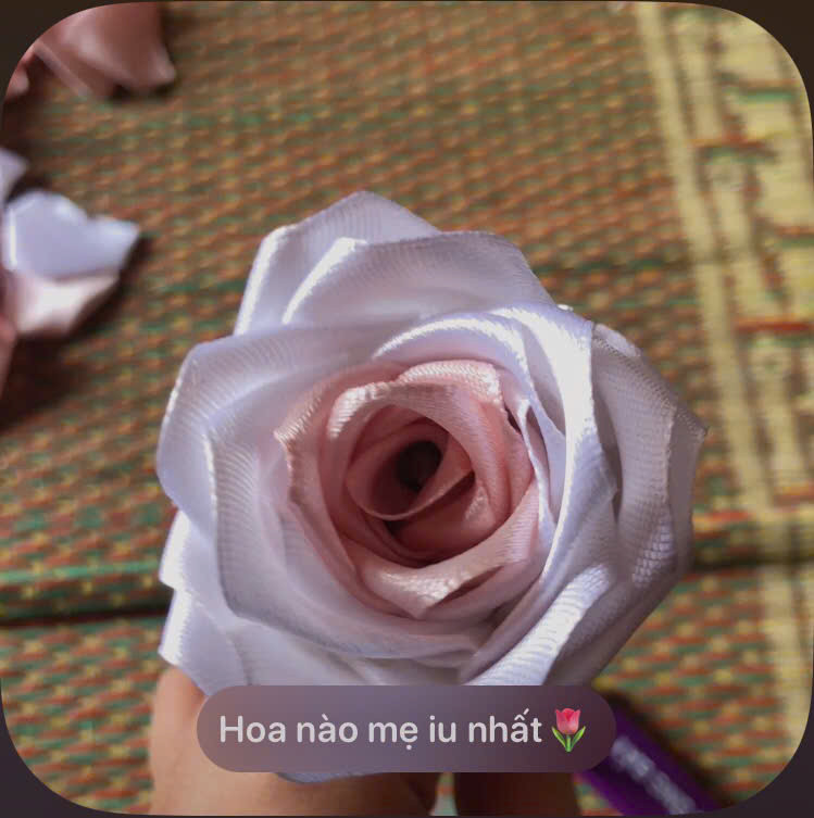 Không chỉ có hoa bằng len, mà "hội gái ngoan xinh iu" còn bỏ túi thêm được 1001 cách xếp hoa tặng bố mẹ thay lời cảm ơn tháng ngày được chăm chút, nâng niu. (Ảnh: Thùy Linh) Không chỉ có hoa bằng len, mà "hội gái ngoan xinh iu" còn bỏ túi thêm được 1001 cách xếp hoa tặng bố mẹ thay lời cảm ơn tháng ngày được chăm chút, nâng niu. (Ảnh: Thùy Linh)