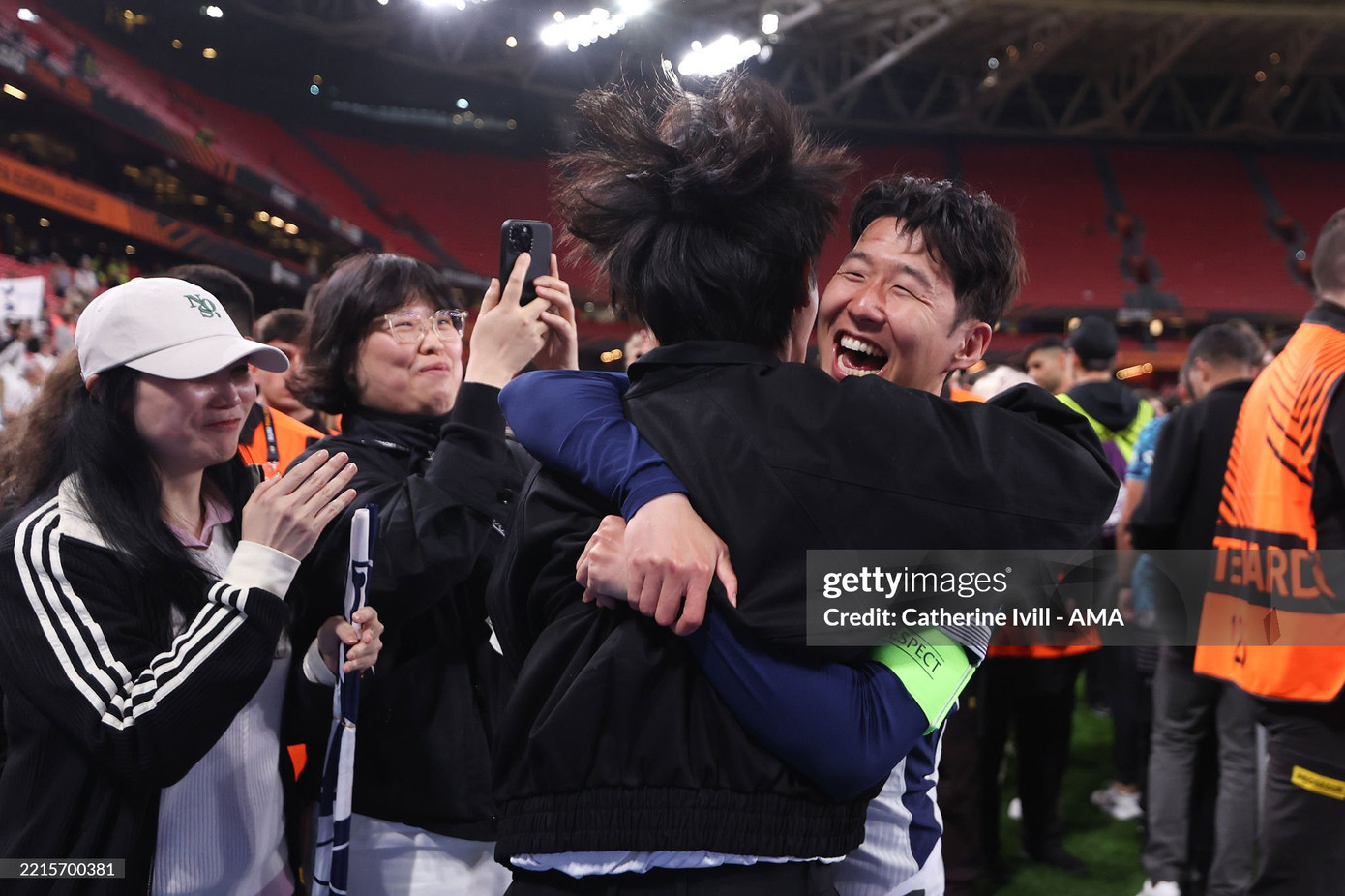 Cả hai trao nhau cái ôm thật chặt. Cả hai trao nhau cái ôm thật chặt.