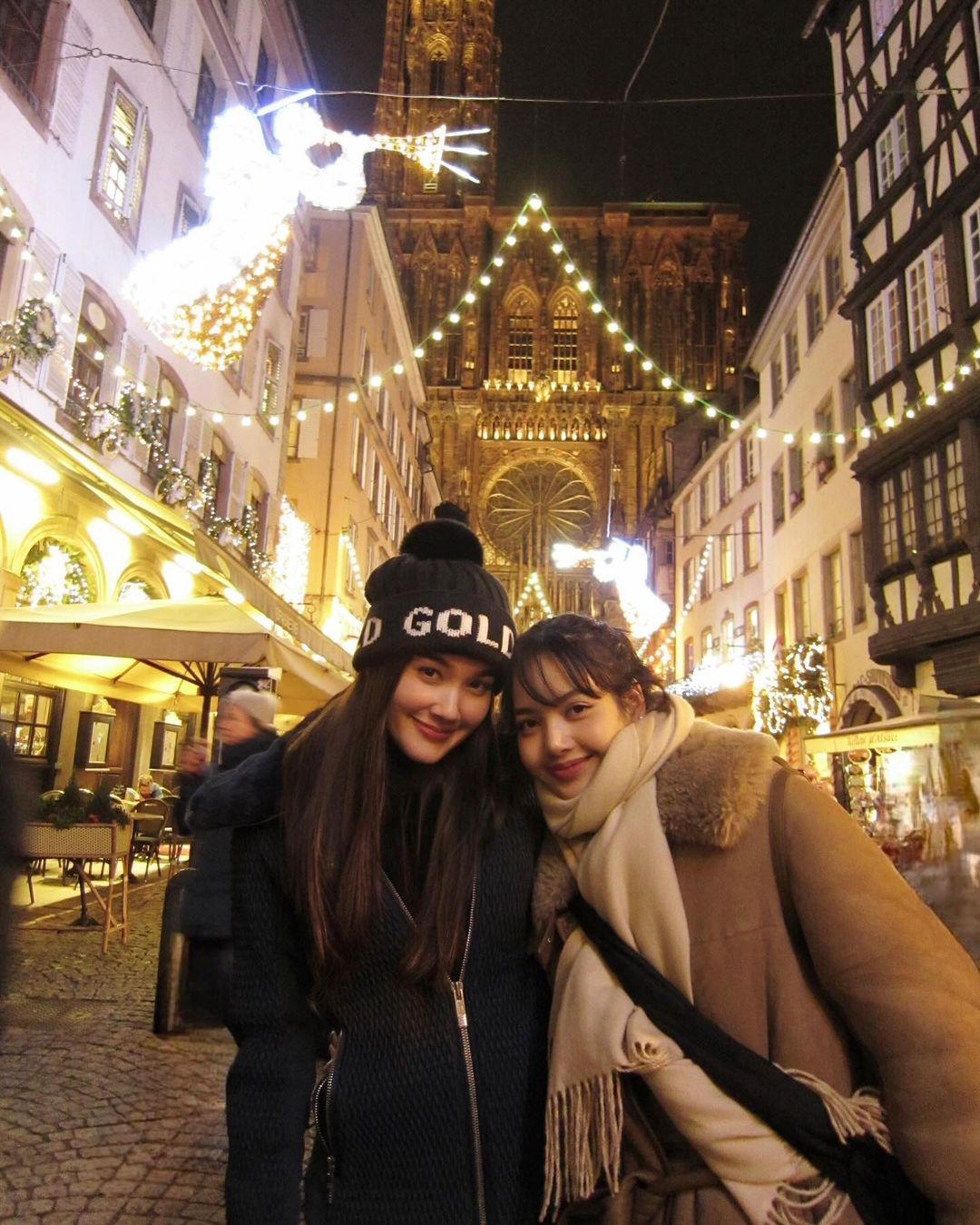 Lisa và nữ diễn viên Diana Flipo có mối quan hệ thân thiết từ lâu. Lisa và nữ diễn viên Diana Flipo có mối quan hệ thân thiết từ lâu.