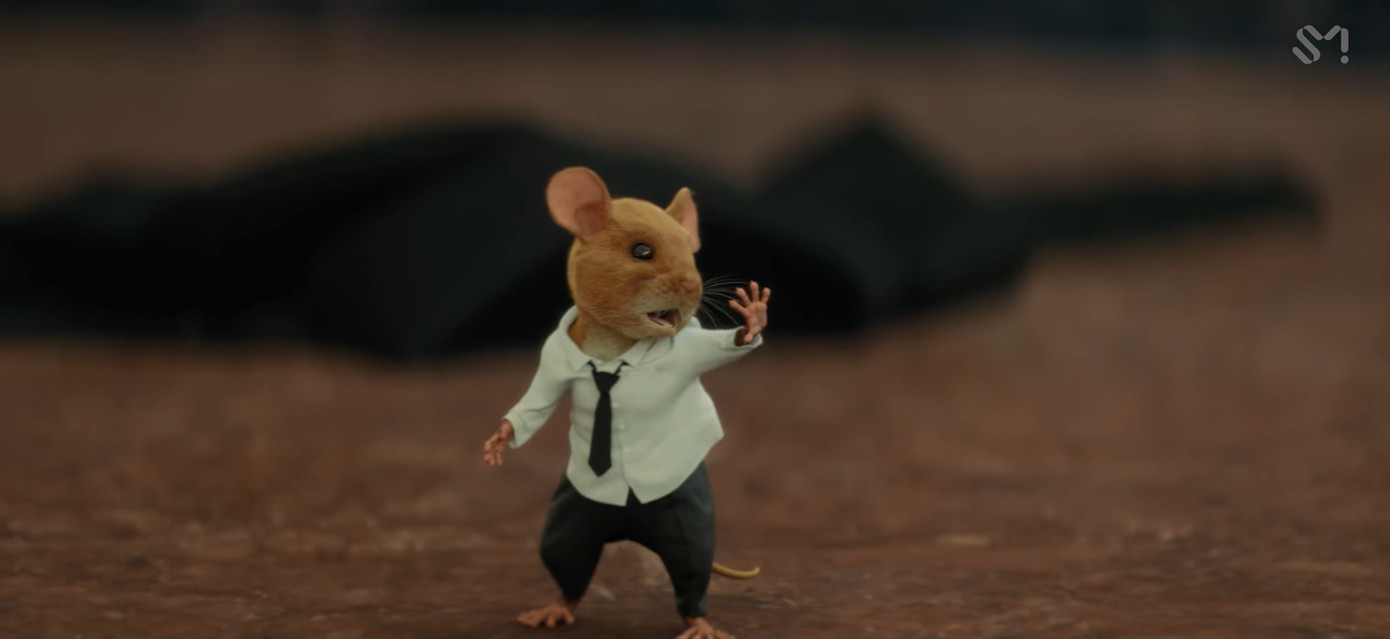 Chi tiết anh bị hóa thành một chú chuột và bị những người trong phòng soi mói, thậm chí dùng túi xách để đập dường như cũng ẩn dụ cho việc Lucas đã mất hoàn toàn sự nghiệp vì scandal năm 2021.