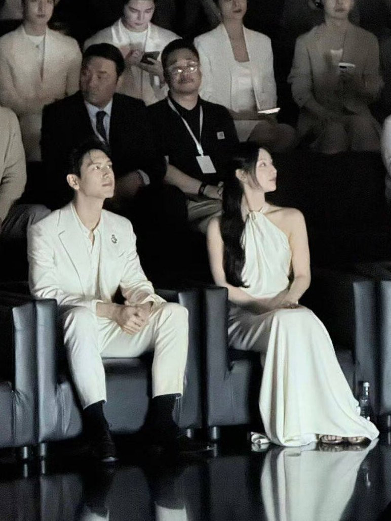 Ở bất cứ góc máy nào, cả hai đều khiến cư dân mạng phải xuýt xoa vì nhan sắc nổi bật.