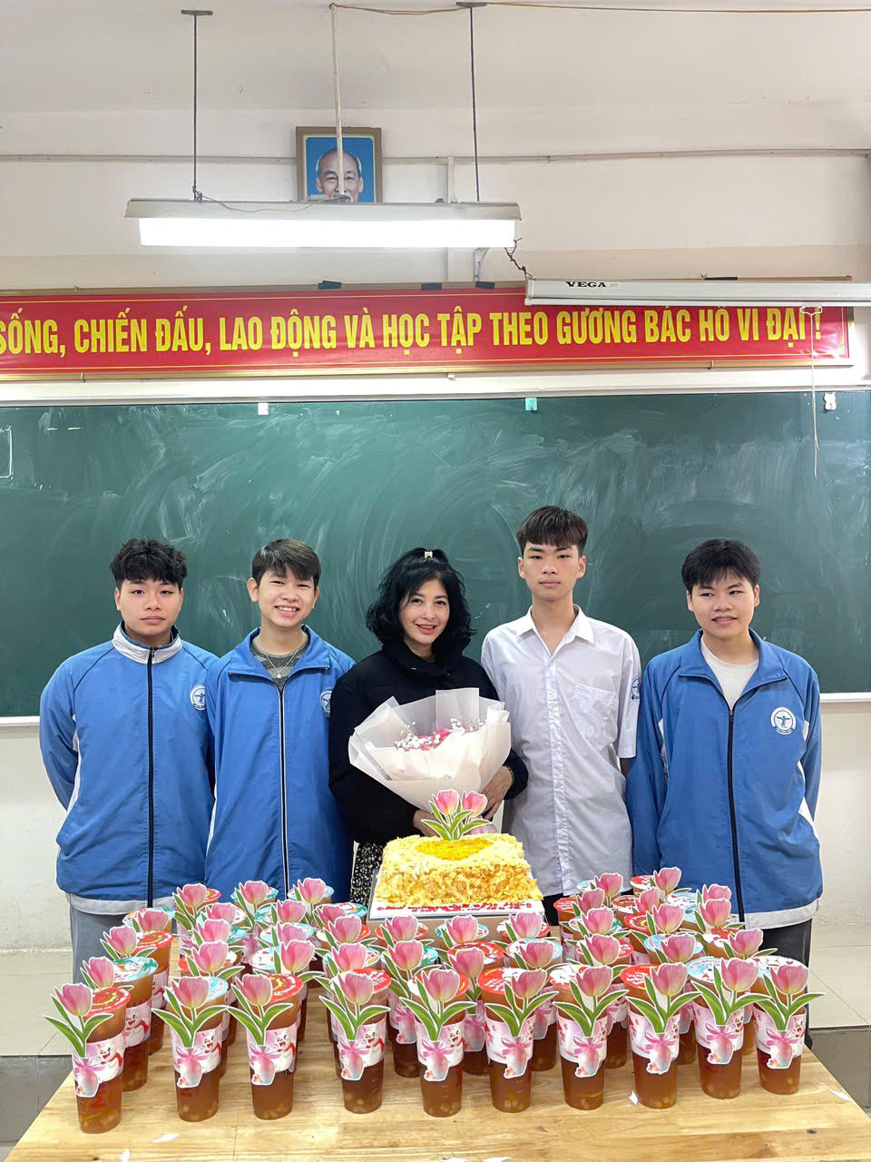 "Tứ trụ nam thần" của 12A12 THPT Tùng Thiện thả dáng cùng "bông hậu" của lớp. (Ảnh: Bảo Yên) "Tứ trụ nam thần" của 12A12 THPT Tùng Thiện thả dáng cùng "bông hậu" của lớp. (Ảnh: Bảo Yên)