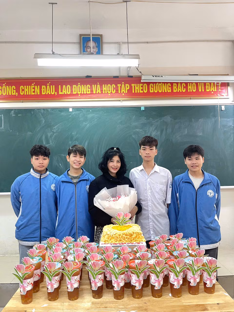 "Tứ trụ nam thần" của 12A12 THPT Tùng Thiện thả dáng cùng "bông hậu" của lớp. (Ảnh: Bảo Yên)